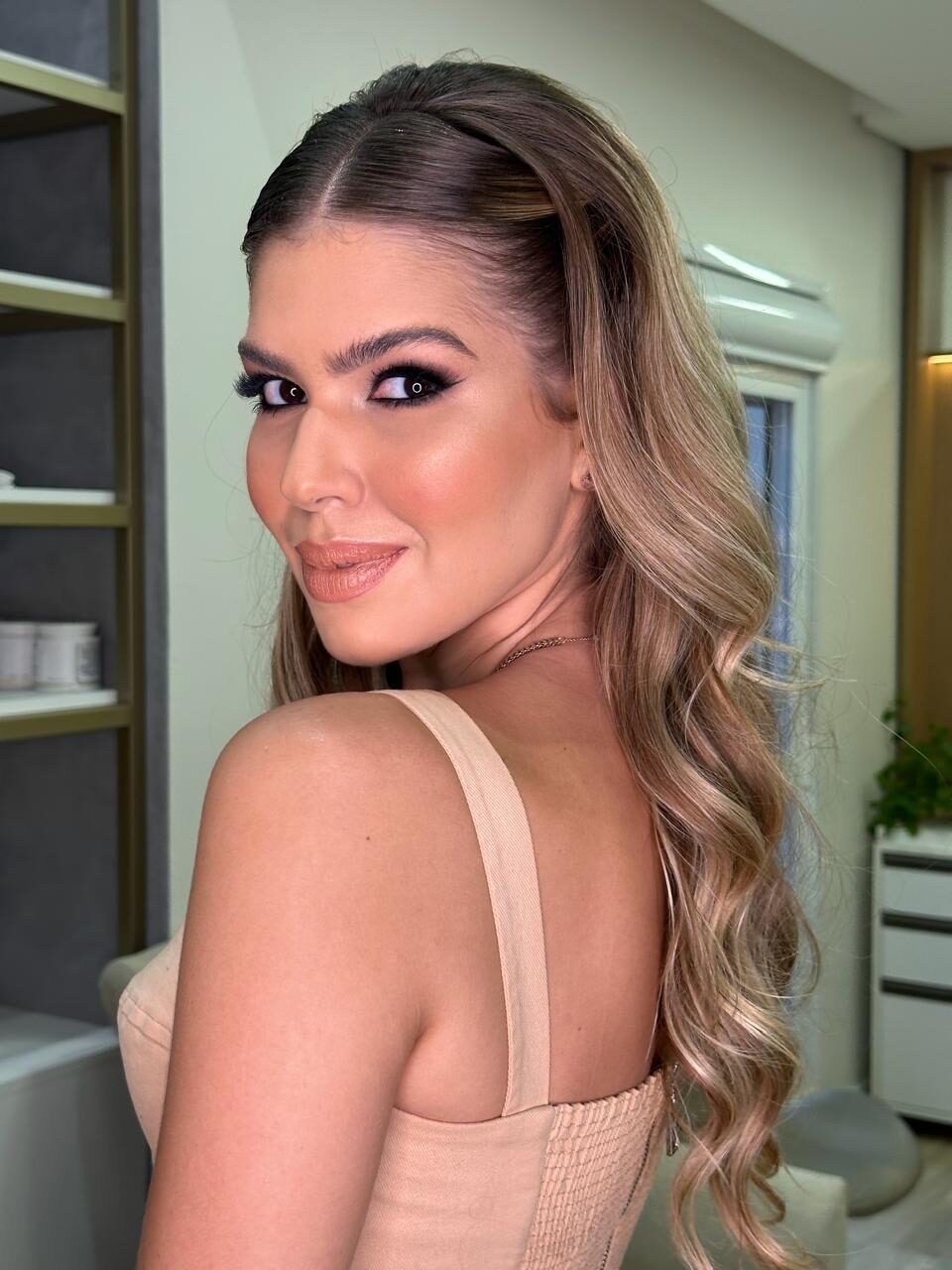 Semi-preso com cachos cascata em mechas balayage loiras — Salão do Bosque
