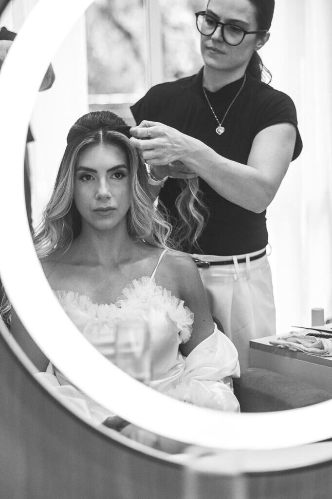 Prova de penteado no espelho com ring light